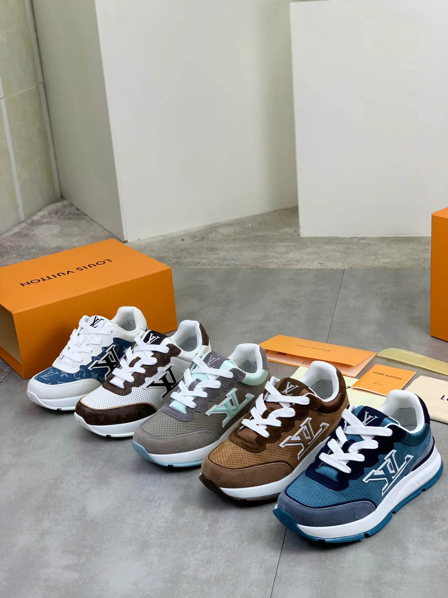 Factory price P700 💶 Top version [LOUIS VUITTON] Couple 🧑‍🤝‍🧑 Craftsman style Counter series (original order) New style 🍀LV Louis Vuitton - top version LV classic high-top trendy shoes! Made of imported original craft calfskin, original breathable lining, and original wear-resistant, lightweight, high-end TPU outsole! High quality products! 2️⃣ colors available, size: female 35-39, male 39-44 (female 40, male 45 46 customized)